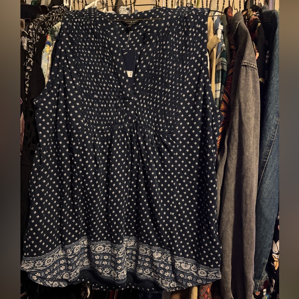 Lucky Brand White and Navy Ruched Sleeveless Blouse